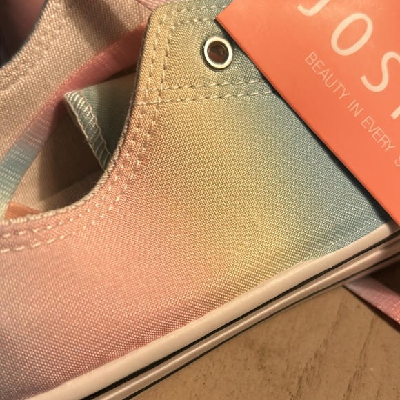 New Josiny woman’s low tops - Picture 2 of 8